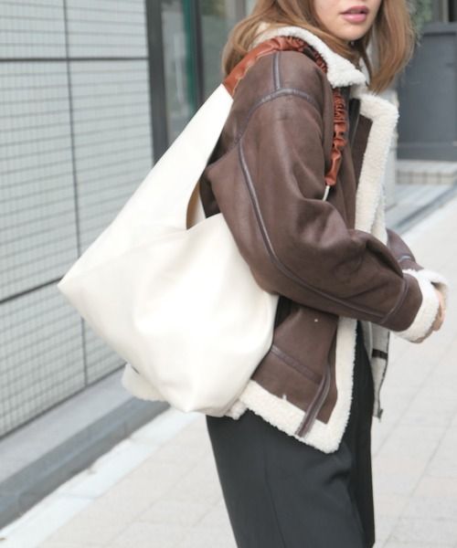 CORNERS（コーナーズ）の「ポーチ付きフェイクレザー配色バッグ（トートバッグ・レディース・ブラック/ブラウン/グリーン/アイボリー/マスタード・FREE）」の10枚目の写真