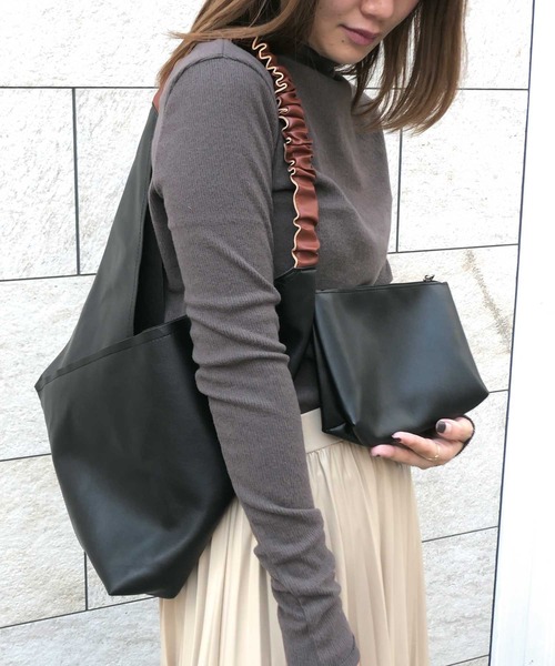 CORNERS（コーナーズ）の「ポーチ付きフェイクレザー配色バッグ（トートバッグ・レディース・ブラック/ブラウン/グリーン/アイボリー/マスタード・FREE）」の7枚目の写真