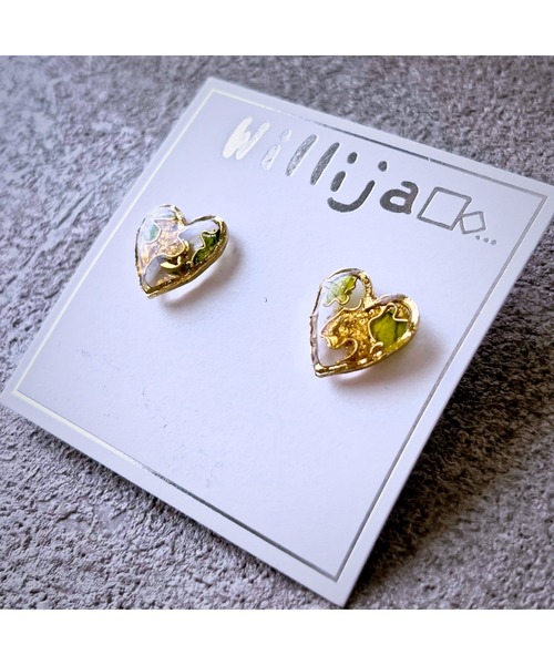 tone(トーン)の「【Willija】金属アレルギー対応《葉重》花びらと金箔のハートピアス(MA)(ピアス(両耳用)・レディース・ホワイト/ローズ/ブルー系その他/ネイビー/オレンジ/グリーン/ブルー系2/グリーン系2/パープル/オレンジ系2/ピンク系2/レッド・FREE)」の4枚目の写真
