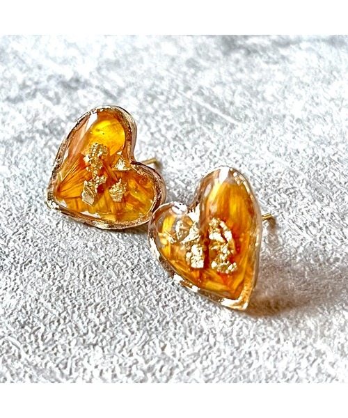 tone(トーン)の「【Willija】金属アレルギー対応《葉重》花びらと金箔のハートピアス(MA)(ピアス(両耳用)・レディース・ホワイト/ローズ/ブルー系その他/ネイビー/オレンジ/グリーン・FREE)」の6枚目の写真