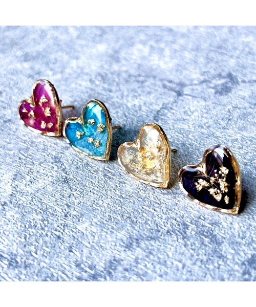 tone(トーン)の「【Willija】金属アレルギー対応《葉重》花びらと金箔のハートピアス(MA)(ピアス(両耳用)・レディース・ホワイト/ローズ/ブルー系その他/ネイビー/オレンジ/グリーン・FREE)」の8枚目の写真