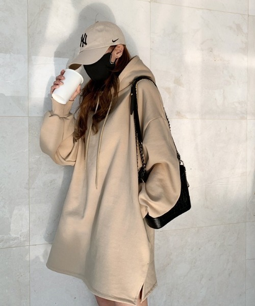 NANING9（ナンニング）の「NANING9 オーバーサイズロングパーカー（パーカー・レディース・ホワイト/ベージュ・FREE）」の4枚目の写真