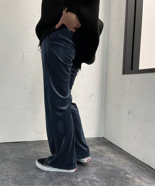 apres jour mignon(アプレジュールミニョン)の「センターシームベロアパンツ【ZOZOTOWN限定アイテム】(その他パンツ・レディース・ダークブルー/パープル/ブラック・X-LARGE/SMALL/MEDIUM)」の5枚目の写真