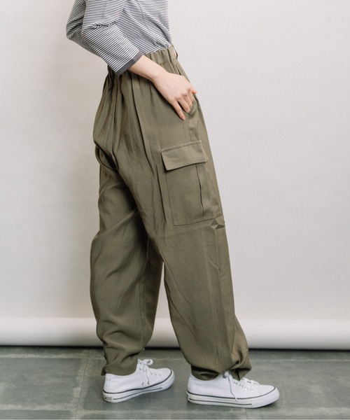 refinedworks（リファインドワークス）の「RTツイル裾タブパンツ（その他パンツ・レディース・ネイビー/ベージュ/カーキ・FREE）」の2枚目の写真