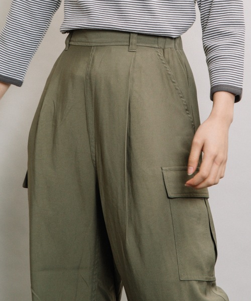 refinedworks（リファインドワークス）の「RTツイル裾タブパンツ（その他パンツ・レディース・ネイビー/ベージュ/カーキ・FREE）」の8枚目の写真
