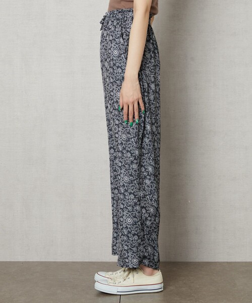 FREAK'S STORE（フリークスストア）の「▽【WEB限定】フラワープリントイージーパンツ（その他パンツ・レディース・ブラック/イエロー/ブルー・SMALL/MEDIUM）」の13枚目の写真