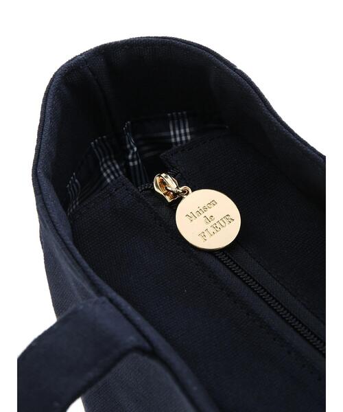 Maison de FLEUR(メゾンドフルール)の「サイドポケットMトートバッグ(トートバッグ・レディース・ブラック/ネイビー・FREE)」の13枚目の写真