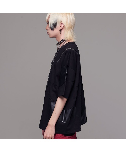 CIVARIZE(シヴァーライズ)の「『CIVARIZE/シヴァーライズ』PUレザー切り替えパッチワークショルダーZIPTシャツ(Tシャツ/カットソー・メンズ・ホワイト/ブラック・FREE)」の7枚目の写真