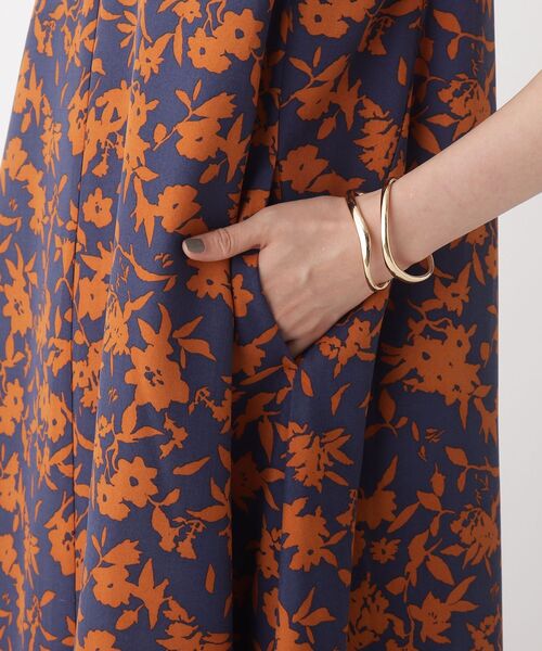 OPAQUE.CLIP（オペークドットクリップ）の「◆リネンライク モノトーンフラワープリントワンピース【WEB限定サイズ】（ワンピース・レディース・ネイビー系6/ブルー系/ワイン系1・40/38/42/36）」の8枚目の写真