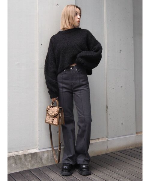 EVRIS(エヴリス)の「クロスピンタックセミフレアパンツ(デニムパンツ・レディース・ブラック/ピンク/ブルー・SMALL/MEDIUM)」の4枚目の写真