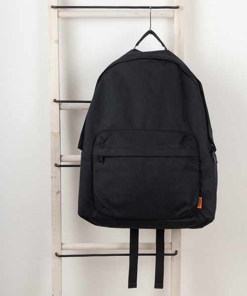 UNIVERSAL OVERALL（ユニバーサルオーバーオール）の「【UNIVERSAL OVERALL/ユニバーサルオーバーオール】ワンポイント ブランドロゴ デイリーリュック/ デイバッグ/ バックパック/エコバッグ/ 33L（バックパック/リュック・メンズ・ブラウン/カーキ/ブラック・FREE）」の2枚目の写真