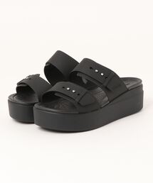 crocs（クロックス）の「《crocs》ｸﾛｯｸｽ ﾌﾞﾙｯｸﾘﾝｻﾝﾀﾞﾙﾛｰｳｪｯｼﾞｳｨﾒﾝ（サンダル・レディース）」