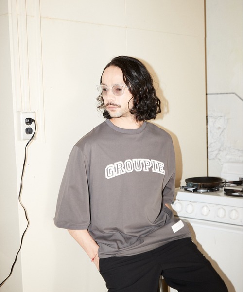ADAM PATEK(アダムパテック)の「ADAMPATEK / groupie college Logo looose T/ルーズシルエットカレッジロゴビッグTシャツ(Tシャツ/カットソー・メンズ・ホワイト/グレー/ブラック・1/2/3)」の8枚目の写真