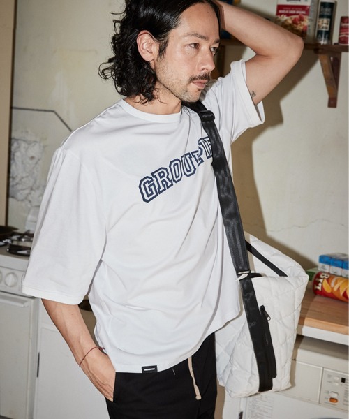ADAM PATEK(アダムパテック)の「ADAMPATEK / groupie college Logo looose T/ルーズシルエットカレッジロゴビッグTシャツ(Tシャツ/カットソー・メンズ・ホワイト/グレー/ブラック・1/2/3)」の4枚目の写真