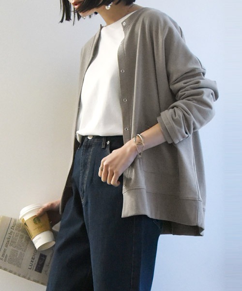 and it_（アンドイット）の「ミニ裏毛ワイドカーディガン（カーディガン/ボレロ・レディース・グレイッシュベージュ/ナチュラル/サックスブルー/ブラック/杢グレー/モカ・M-L）」の5枚目の写真