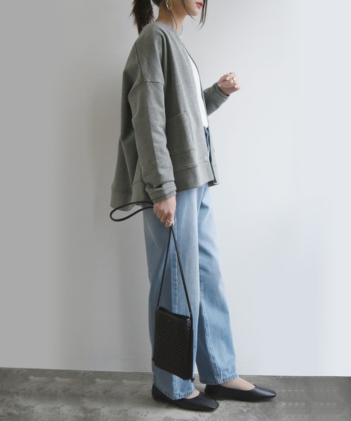 and it_（アンドイット）の「ミニ裏毛ワイドカーディガン（カーディガン/ボレロ・レディース・グレイッシュベージュ/ナチュラル/サックスブルー/ブラック/杢グレー/モカ・M-L）」の11枚目の写真