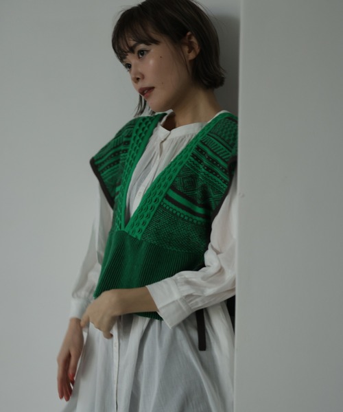 HERENCIA（ヘレンチア）の「トライバルパターン サイドリボン ベスト（ベスト・レディース・グリーン/ベージュ・MEDIUM）」の6枚目の写真