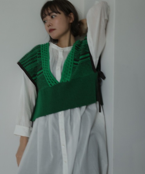 HERENCIA（ヘレンチア）の「トライバルパターン サイドリボン ベスト（ベスト・レディース・グリーン/ベージュ・MEDIUM）」の8枚目の写真