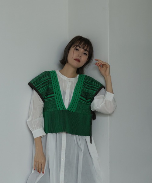 HERENCIA（ヘレンチア）の「トライバルパターン サイドリボン ベスト（ベスト・レディース・グリーン/ベージュ・MEDIUM）」の5枚目の写真