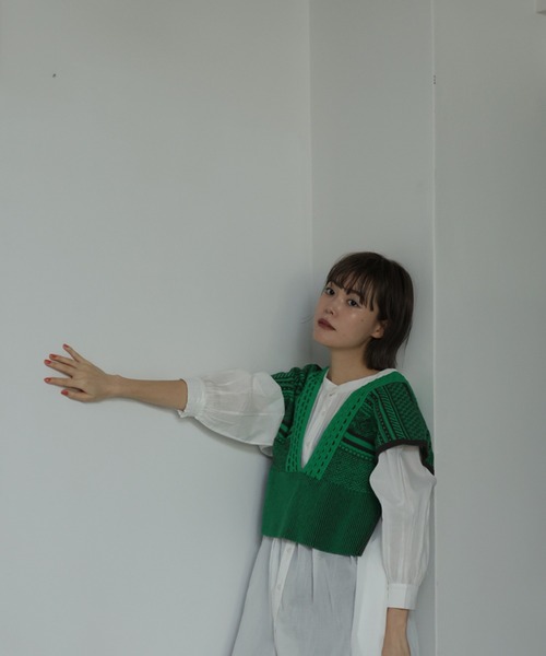 HERENCIA（ヘレンチア）の「トライバルパターン サイドリボン ベスト（ベスト・レディース・グリーン/ベージュ・MEDIUM）」の3枚目の写真