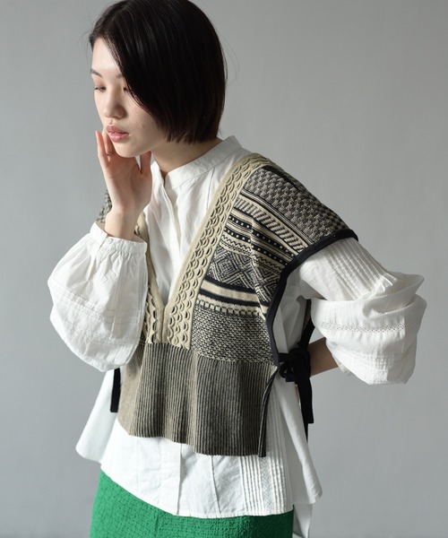 HERENCIA（ヘレンチア）の「トライバルパターン サイドリボン ベスト（ベスト・レディース・グリーン/ベージュ・MEDIUM）」の16枚目の写真