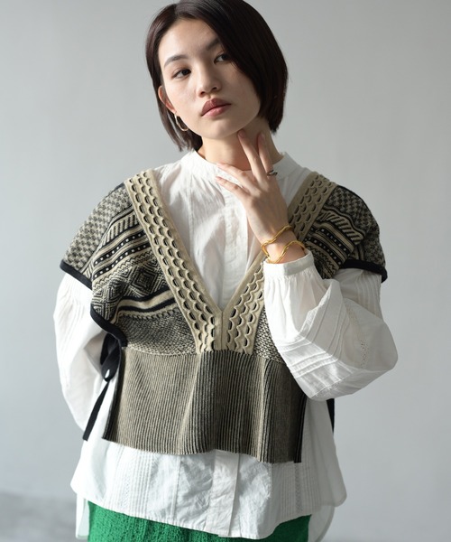 HERENCIA（ヘレンチア）の「トライバルパターン サイドリボン ベスト（ベスト・レディース・グリーン/ベージュ・MEDIUM）」の15枚目の写真