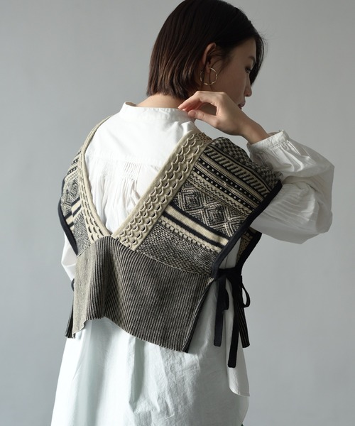 HERENCIA（ヘレンチア）の「トライバルパターン サイドリボン ベスト（ベスト・レディース・グリーン/ベージュ・MEDIUM）」の17枚目の写真