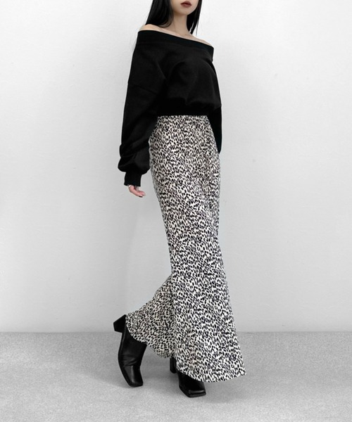 LVEU.（ラブユ.）の「【LVEU.】オフショルダークロップドスウェット / トップス スウェット 長袖 カットソー オフショル オフショルダー クロップド ショート ホワイト ブラック（Tシャツ/カットソー・レディース・ブラック/ホワイト・FREE）」の19枚目の写真