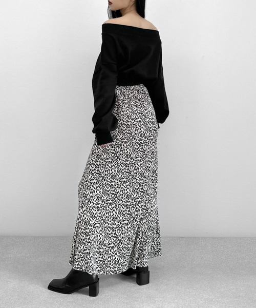 LVEU.（ラブユ.）の「【LVEU.】オフショルダークロップドスウェット / トップス スウェット 長袖 カットソー オフショル オフショルダー クロップド ショート ホワイト ブラック（Tシャツ/カットソー・レディース・ブラック/ホワイト・FREE）」の7枚目の写真