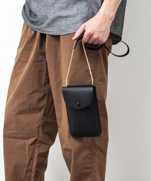 NOLLEY'S goodman(ノーリーズグッドマン)の「レザーモバイルサコッシュ(ショルダーバッグ・メンズ・ネイビー/ブラック/ホワイト/イエロー/ライトブルー・FREE)」の3枚目の写真