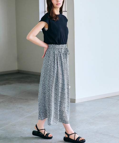 grove（グローブ）の「◆フラワープリントドッキングワンピース（ワンピース・レディース・ベージュ系その他7/ホワイト系9/ブラック系6/サックスブルー系6・03/02/04/01/05）」の2枚目の写真