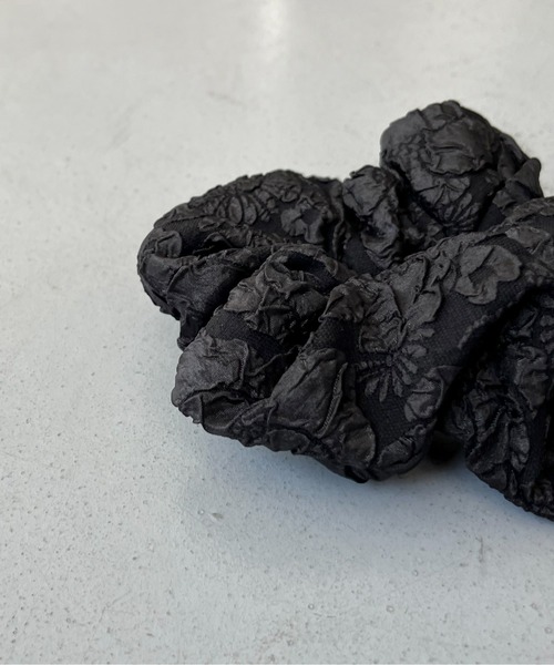 GANNI（ガニー）の「GANNI Stretch Jacquard Scrunchie（シュシュ・レディース・ブラック・ONE SIZE）」の2枚目の写真