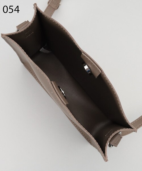 THE SHOP TK (ザ ショップ ティーケー )の「◆【ヒルナンデス!で紹介/ユニセックスでオススメ】BOXショルダーバッグ/スムースレザースクエアショルダーバッグ(ショルダーバッグ・メンズ・ネイビー/ピンク系/ブラック/ブラウン系その他/グレー/オフホワイト・00)」の12枚目の写真