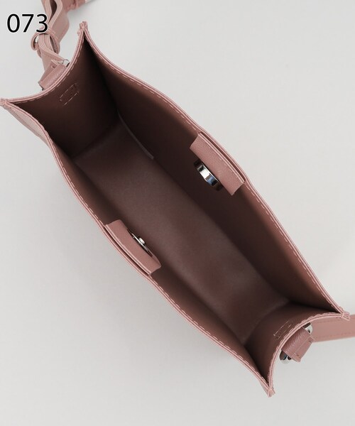 THE SHOP TK (ザ ショップ ティーケー )の「◆【ヒルナンデス!で紹介/ユニセックスでオススメ】BOXショルダーバッグ/スムースレザースクエアショルダーバッグ(ショルダーバッグ・メンズ・ネイビー/ピンク系/ブラック/ブラウン系その他/グレー/オフホワイト・00)」の13枚目の写真