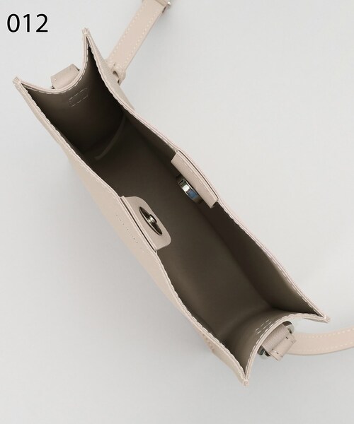 THE SHOP TK (ザ ショップ ティーケー )の「◆【ヒルナンデス!で紹介/ユニセックスでオススメ】BOXショルダーバッグ/スムースレザースクエアショルダーバッグ(ショルダーバッグ・メンズ・ネイビー/ピンク系/ブラック/ブラウン系その他/グレー/オフホワイト・00)」の15枚目の写真