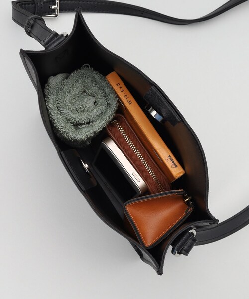 THE SHOP TK (ザ ショップ ティーケー )の「◆【ヒルナンデス!で紹介/ユニセックスでオススメ】BOXショルダーバッグ/スムースレザースクエアショルダーバッグ(ショルダーバッグ・メンズ・ネイビー/ピンク系/ブラック/ブラウン系その他/グレー/オフホワイト・00)」の17枚目の写真