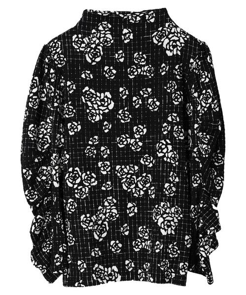 ESCAR（エスカー）の「■ESCAR　ボトルネッククレープカットプルオーバー（Tシャツ/カットソー・レディース・ブラック/ブラック系その他・FREE）」の5枚目の写真