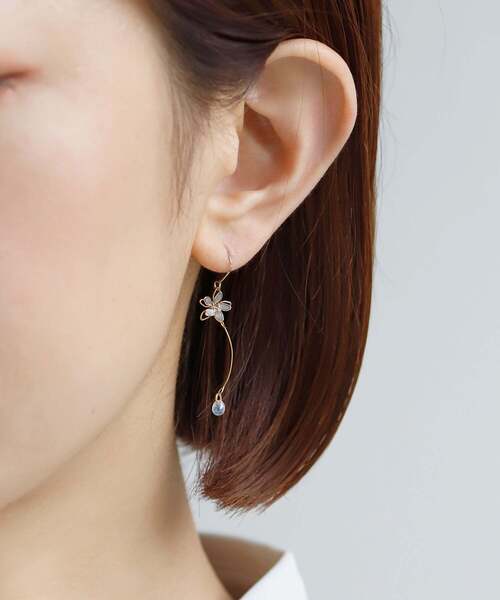 ANEMONE(アネモネ)の「プチフラワー×ガラスアシメピアス(ピアス(両耳用)・レディース・ブルー/ホワイト/ライトグレー/ピンク・FREE)」の9枚目の写真