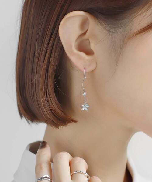 ANEMONE(アネモネ)の「プチフラワー×ガラスアシメピアス(ピアス(両耳用)・レディース・ブルー/ホワイト/ライトグレー/ピンク・FREE)」の10枚目の写真
