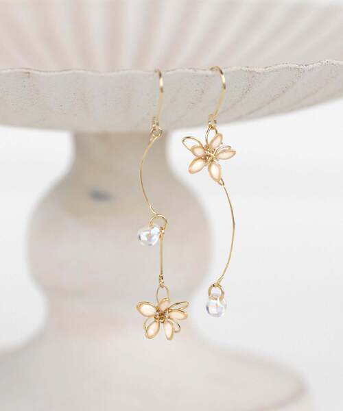 ANEMONE(アネモネ)の「プチフラワー×ガラスアシメピアス(ピアス(両耳用)・レディース・ブルー/ホワイト/ライトグレー/ピンク・FREE)」の11枚目の写真