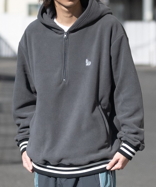 GLOVE HOUSE（グローブハウス）の「【a】ワンポイント刺繍 フリース ラインリブハーフジップフーディ（パーカー・メンズ・チャコールグレー/アイボリー/ベージュ/ブラック・X-LARGE/LARGE/MEDIUM）」の21枚目の写真