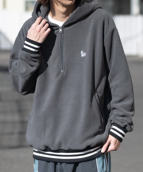 GLOVE HOUSE（グローブハウス）の「【a】ワンポイント刺繍 フリース ラインリブハーフジップフーディ（パーカー・メンズ・チャコールグレー/アイボリー/ベージュ/ブラック・X-LARGE/LARGE/MEDIUM）」の22枚目の写真