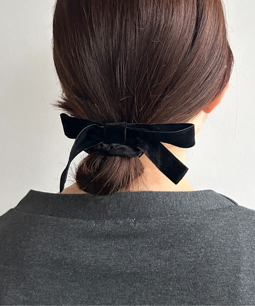 apres jour mignon(アプレジュールミニョン)の「【apresjour mignon×ARIAZ】ベロアリボンヘアゴム(ヘアゴム・レディース・ブラック・ONESIZE)」の1枚目の写真