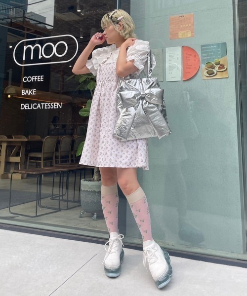 Candy Stripper（キャンディストリッパー）の「TINY ROSE SHEER HIGH ソックス（ソックス/靴下・レディース・ライトブルー/ベージュ/ブラック・FREE）」の10枚目の写真