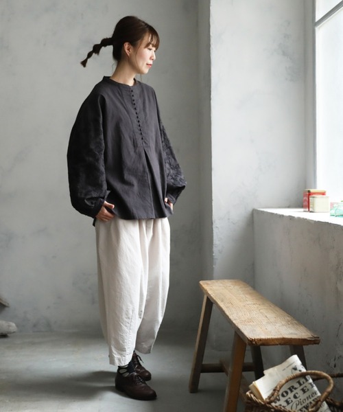 soulberry(ソウルベリー)の「味わい刺繍ブラウス(シャツ/ブラウス・レディース・スミクロ・4L/3L/LL/L/M/5L)」の2枚目の写真