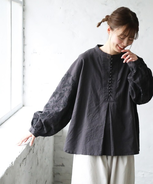 soulberry(ソウルベリー)の「味わい刺繍ブラウス(シャツ/ブラウス・レディース・スミクロ・4L/3L/LL/L/M/5L)」の3枚目の写真