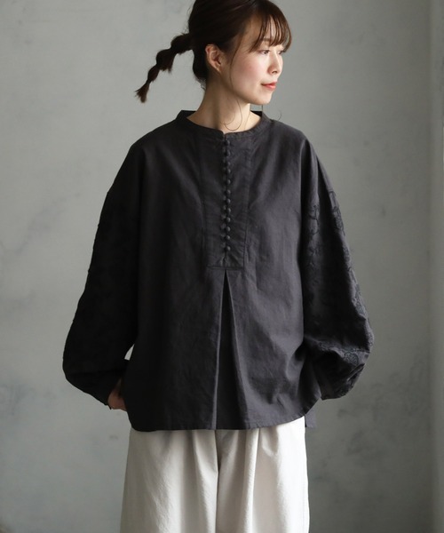 soulberry(ソウルベリー)の「味わい刺繍ブラウス(シャツ/ブラウス・レディース・スミクロ・4L/3L/LL/L/M/5L)」の4枚目の写真