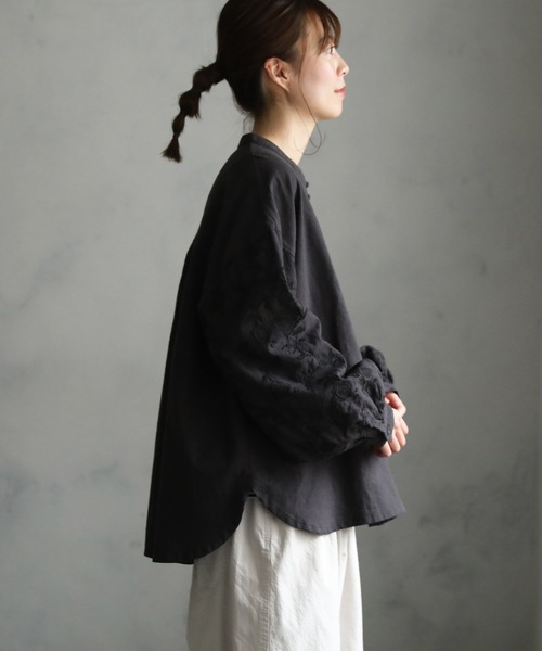 soulberry(ソウルベリー)の「味わい刺繍ブラウス(シャツ/ブラウス・レディース・スミクロ・4L/3L/LL/L/M/5L)」の5枚目の写真