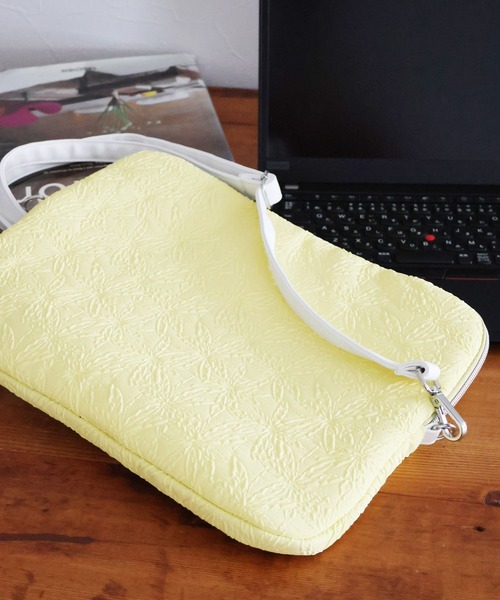 LAKOLE(ラコレ)の「エンボスPCケース / 111762(PC・タブレットケース・レディース・ライトブルー/イエロー・FREE)」の2枚目の写真