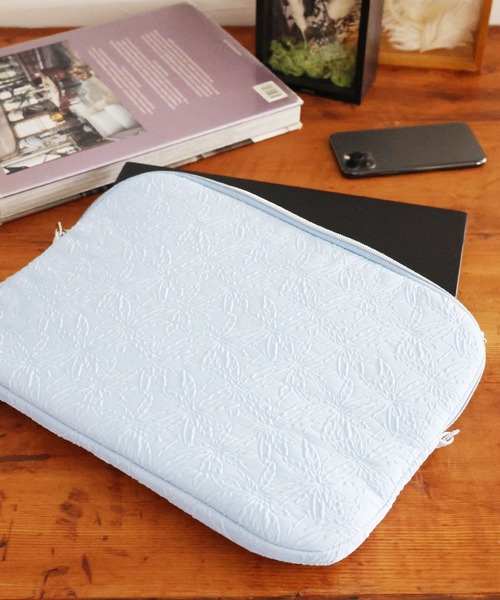 LAKOLE(ラコレ)の「エンボスPCケース / 111762(PC・タブレットケース・レディース・ライトブルー/イエロー・FREE)」の1枚目の写真